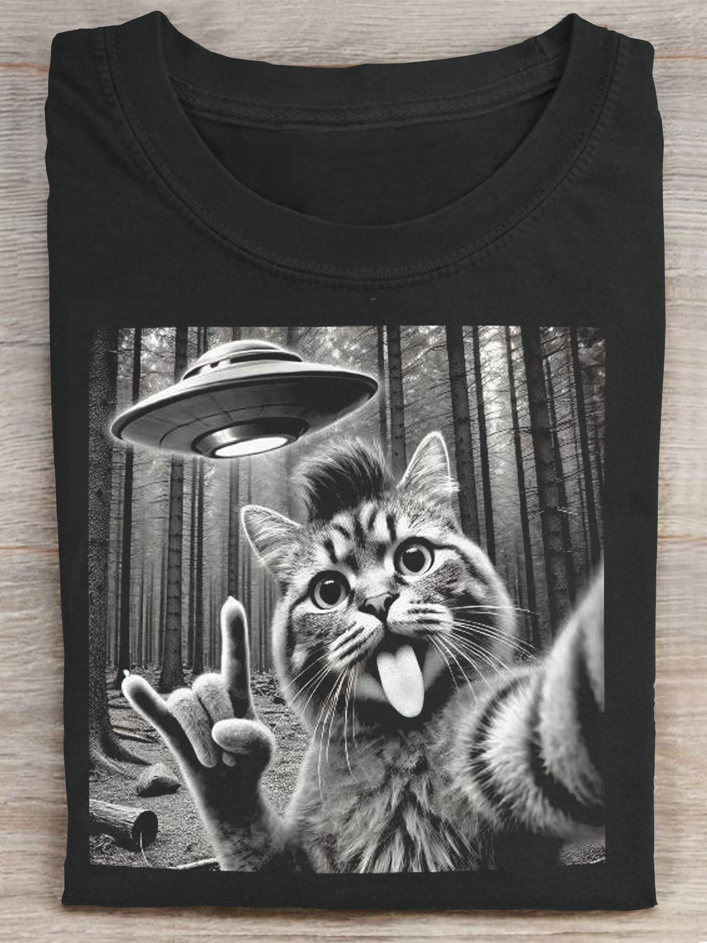 Funny Cat Rock On Selfie With UFOs Alien Outer Space Art Print Casaul Short Sleeve T-shirt