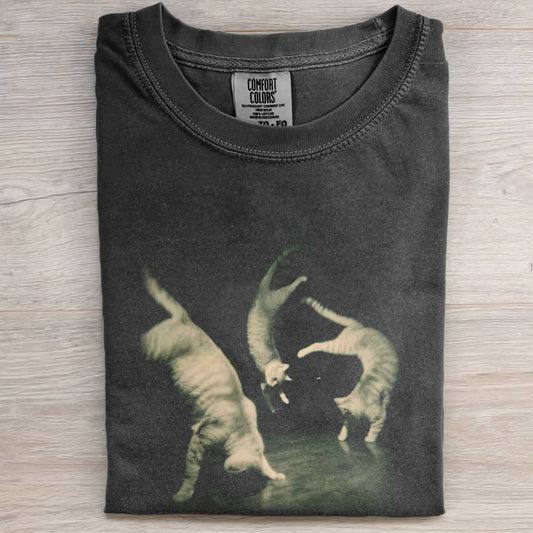 THREE CATS DANCING IN A RETRO STYLE T-SHIRT